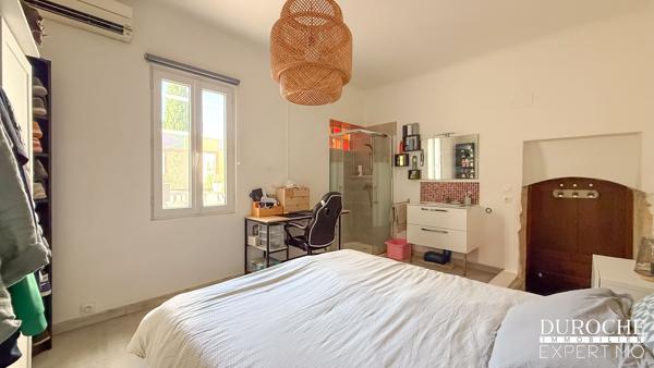 Orange – Élégante maison de maître en pierre avec studio indépendant, garage et terrasses