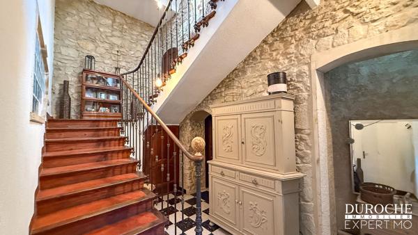Orange – Élégante maison de maître en pierre avec studio indépendant, garage et terrasses
