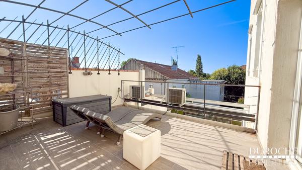 Orange – Élégante maison de maître en pierre avec studio indépendant, garage et terrasses