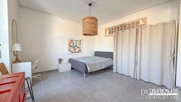 Orange – Élégante maison de maître en pierre avec studio indépendant, garage et terrasses