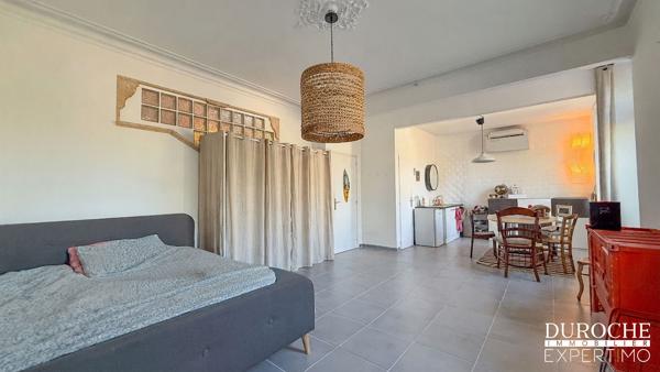 Orange – Élégante maison de maître en pierre avec studio indépendant, garage et terrasses