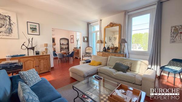 Orange – Élégante maison de maître en pierre avec studio indépendant, garage et terrasses