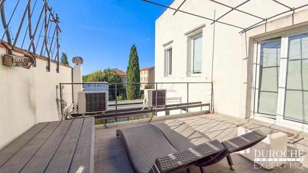 Orange – Élégante maison de maître en pierre avec studio indépendant, garage et terrasses
