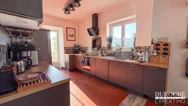 Orange – Élégante maison de maître en pierre avec studio indépendant, garage et terrasses