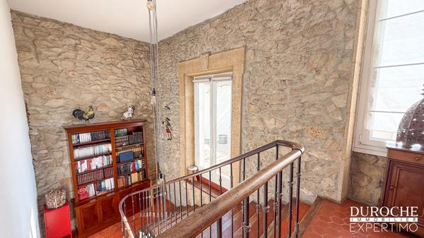 Orange – Élégante maison de maître en pierre avec studio indépendant, garage et terrasses