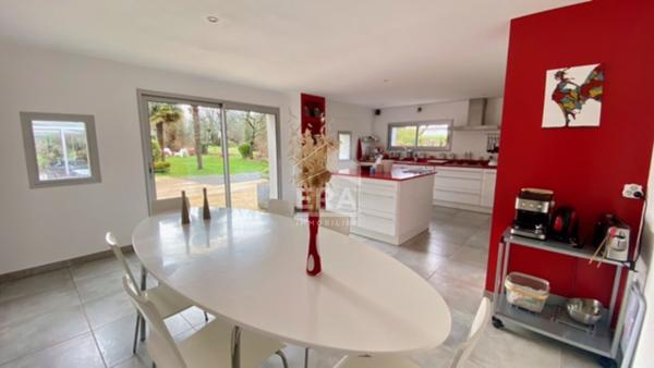 GUICHEN  - CHARMANTE LONGERE RENOVEE 210 M2