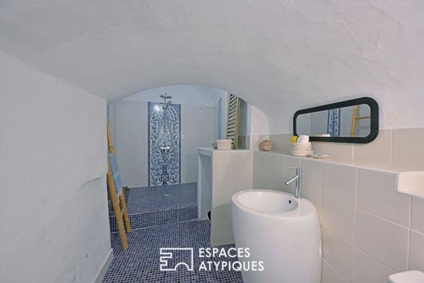 Maison de village au charme poétique, cour et bassin