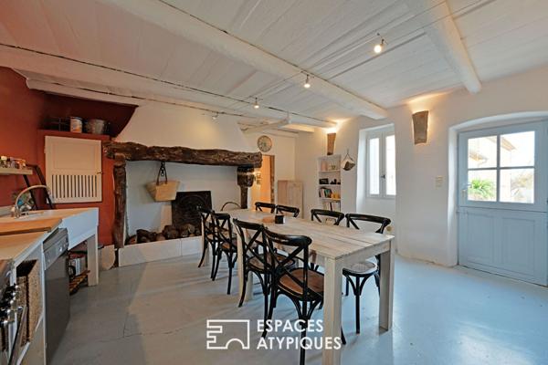 Maison de village au charme poétique, cour et bassin