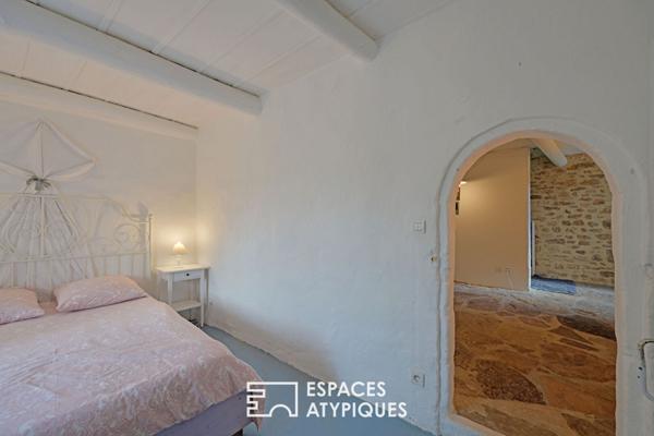 Maison de village au charme poétique, cour et bassin