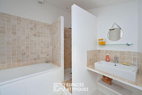 Maison de village au charme poétique, cour et bassin