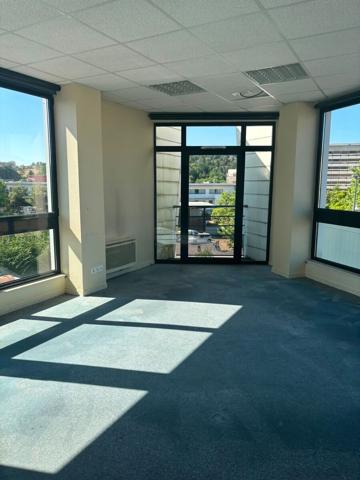 À LOUER - BUREAUX PMR DE 210 m² - SAINT-PRIEST-EN-JAREZ -