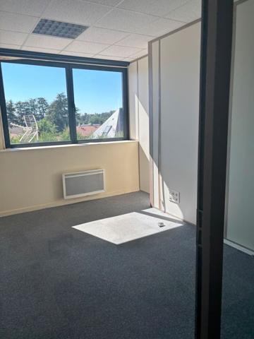 À LOUER - BUREAUX PMR DE 210 m² - SAINT-PRIEST-EN-JAREZ -