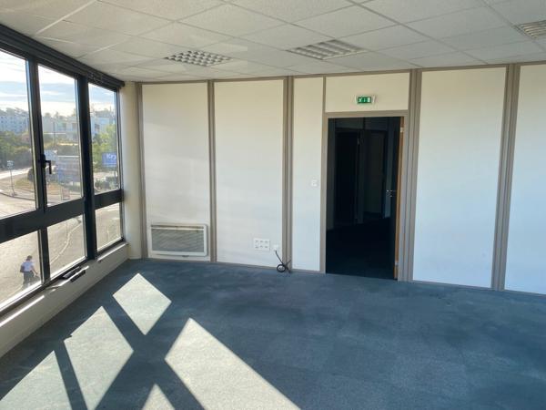 À LOUER - BUREAUX PMR DE 210 m² - SAINT-PRIEST-EN-JAREZ -