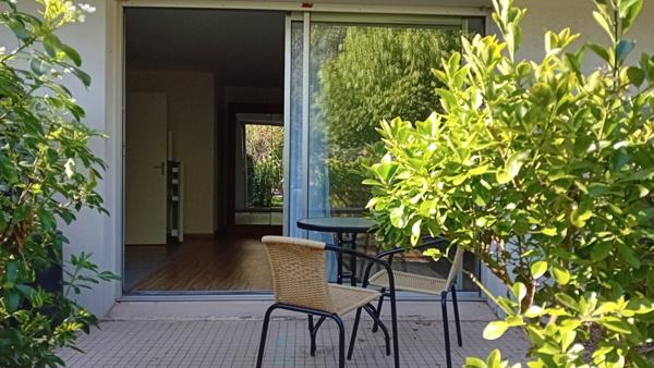 Grand studio en résidence avec jardin, parking et cave, Quartier le Parc Royan.