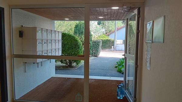 Grand studio en résidence avec jardin, parking et cave, Quartier le Parc Royan.