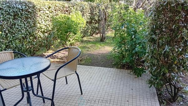 Grand studio en résidence avec jardin, parking et cave, Quartier le Parc Royan.