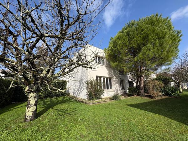 SAINTES, très beau potentiel pour cette maison d'architecte des années 70,