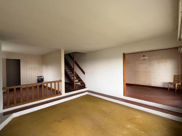 SAINTES, très beau potentiel pour cette maison d'architecte des années 70,