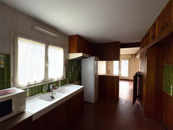 SAINTES, très beau potentiel pour cette maison d'architecte des années 70,