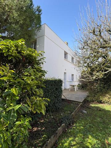 SAINTES, très beau potentiel pour cette maison d'architecte des années 70,