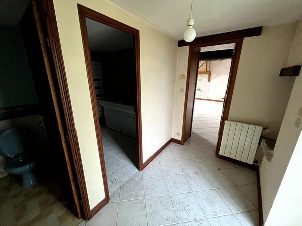 Charmante maison 3 chambres avec grand terrain, garage et cave dans un environnement calme à prix attractif