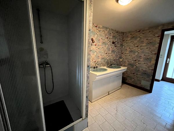 Charmante maison 3 chambres avec grand terrain, garage et cave dans un environnement calme à prix attractif
