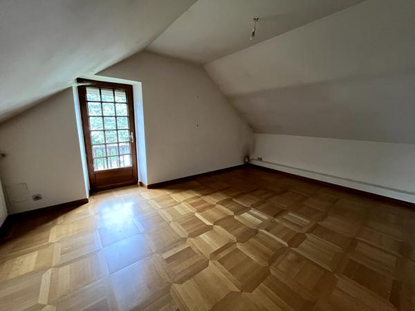 Charmante maison 3 chambres avec grand terrain, garage et cave dans un environnement calme à prix attractif