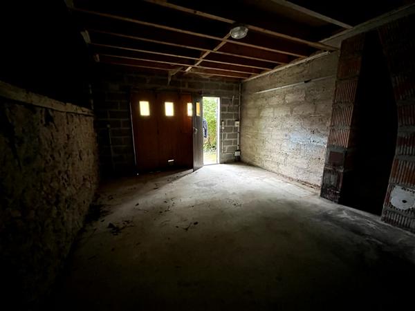 Charmante maison 3 chambres avec grand terrain, garage et cave dans un environnement calme à prix attractif