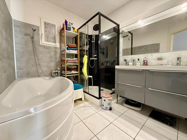 Rare sur le secteur : 5 chambres, vie de plain-pied et un quotidien sans voiture.