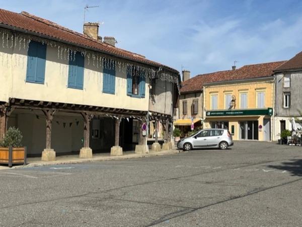 AIGNAN(32) : ELEGANTE MAISON des années 80, SANS TRAVAUX,150m2 habitables, bien située à AIGNAN, sur 2.000m2, les commerces A PIED !