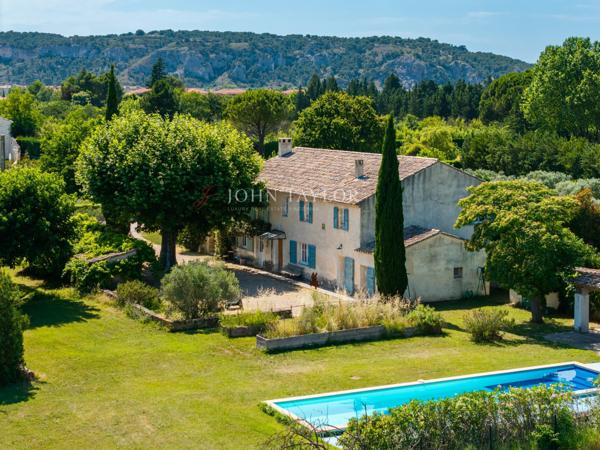 A vendre Elégant Mas Provençal avec Piscine etl Gîtes aux Portes du Luberon. Provence