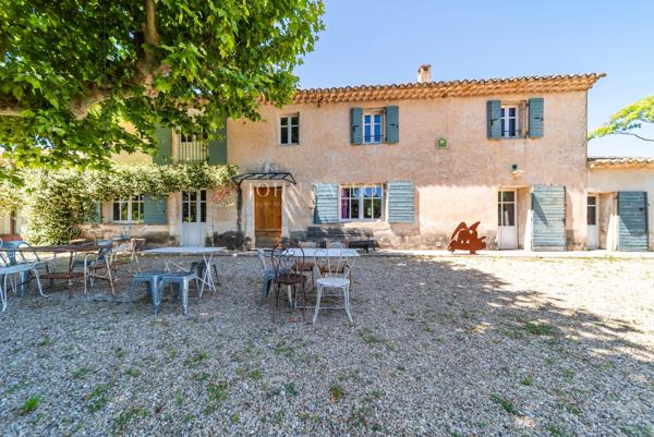 A vendre Elégant Mas Provençal avec Piscine etl Gîtes aux Portes du Luberon. Provence