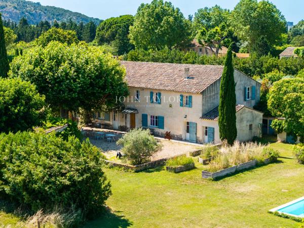 A vendre Elégant Mas Provençal avec Piscine etl Gîtes aux Portes du Luberon. Provence