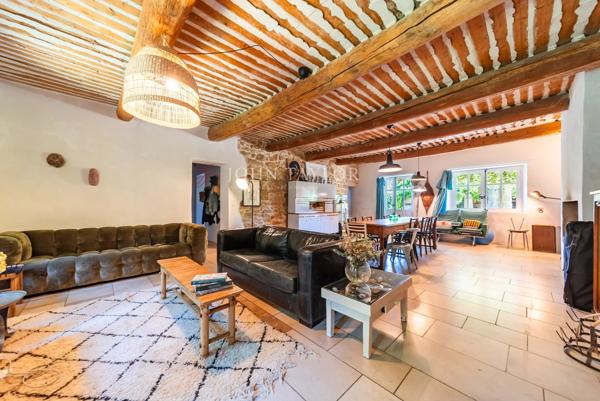 A vendre Elégant Mas Provençal avec Piscine etl Gîtes aux Portes du Luberon. Provence