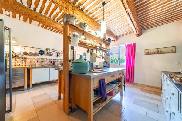 A vendre Elégant Mas Provençal avec Piscine etl Gîtes aux Portes du Luberon. Provence
