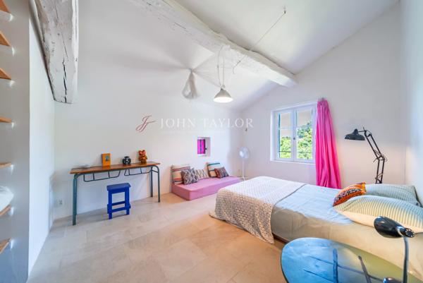A vendre Elégant Mas Provençal avec Piscine etl Gîtes aux Portes du Luberon. Provence