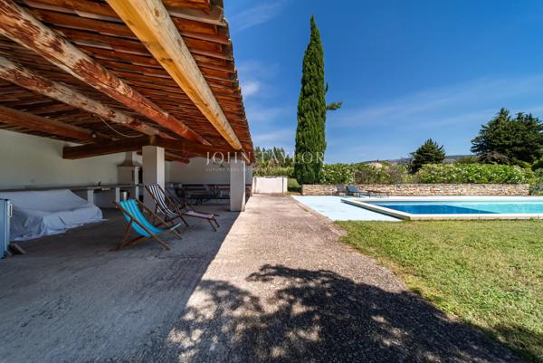 A vendre Elégant Mas Provençal avec Piscine etl Gîtes aux Portes du Luberon. Provence
