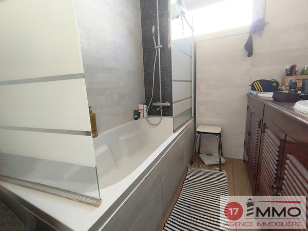 Maison familiale avec garage, jardin et dépendance – Rochefort