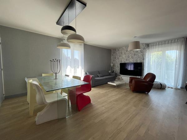 à vendre à Vannes secteur étang aux Ducs Appartement T5 - 88 m², bon état, 2 balcons, parkings