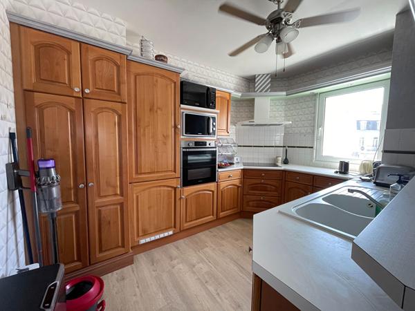 à vendre à Vannes secteur étang aux Ducs Appartement T5 - 88 m², bon état, 2 balcons, parkings