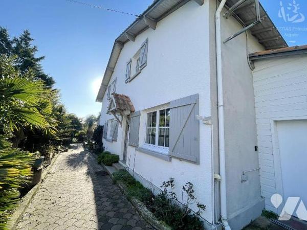 A VENDRE - LA BAULE GUEZY - VILLA PROCHE COMMERCES ET GARE DE PORNICHET
Dans secteur résidenti...