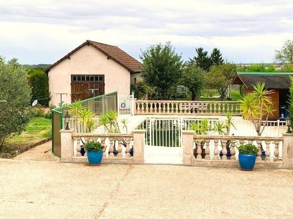 Maison familiale avec piscine et dépendance aux portes de Bourges