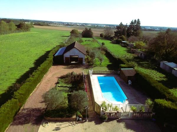 Maison familiale avec piscine et dépendance aux portes de Bourges