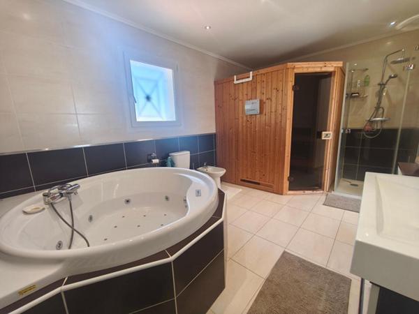 Villa d'exception dans le secteur Nîmes, 198m², jardin, piscine, spa