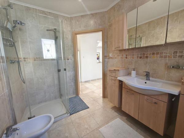 Villa d'exception dans le secteur Nîmes, 198m², jardin, piscine, spa