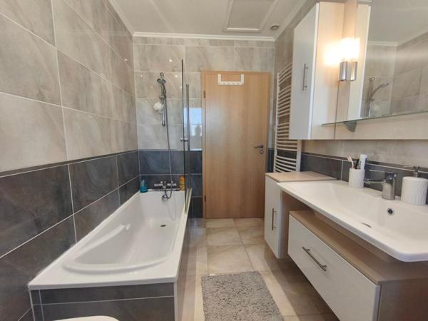 Villa d'exception dans le secteur Nîmes, 198m², jardin, piscine, spa