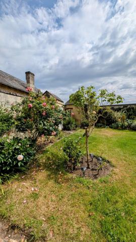 Belle maison de ville et sa dépendance