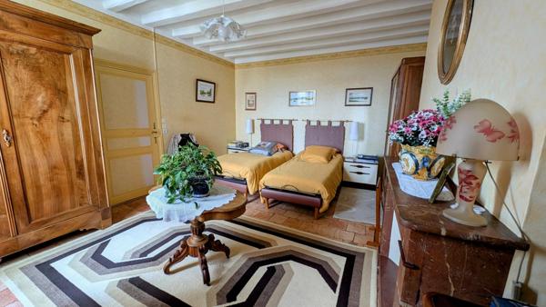 Belle maison de ville et sa dépendance