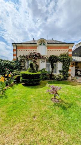 Belle maison de ville et sa dépendance