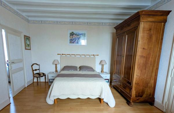 Belle maison de ville et sa dépendance